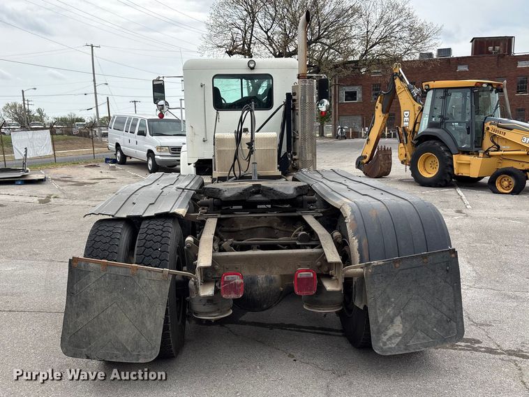 image for item FB8691 2009 Freightliner FLD120 semi truck