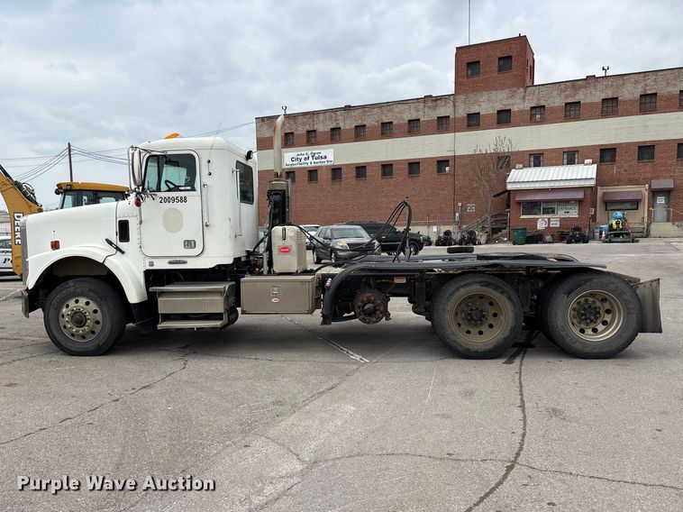 image for item FB8691 2009 Freightliner FLD120 semi truck