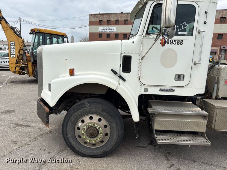 image for item FB8691 2009 Freightliner FLD120 semi truck