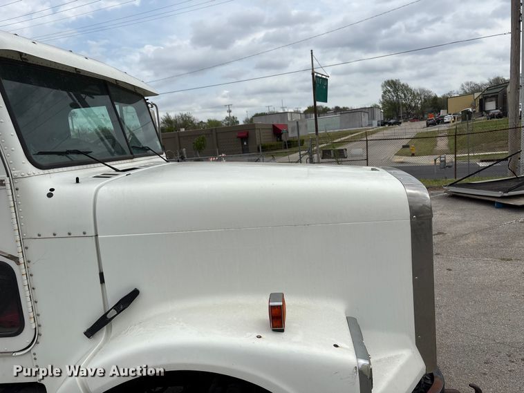 image for item FB8691 2009 Freightliner FLD120 semi truck