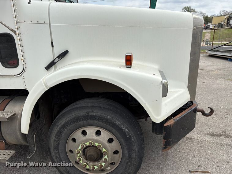 image for item FB8691 2009 Freightliner FLD120 semi truck