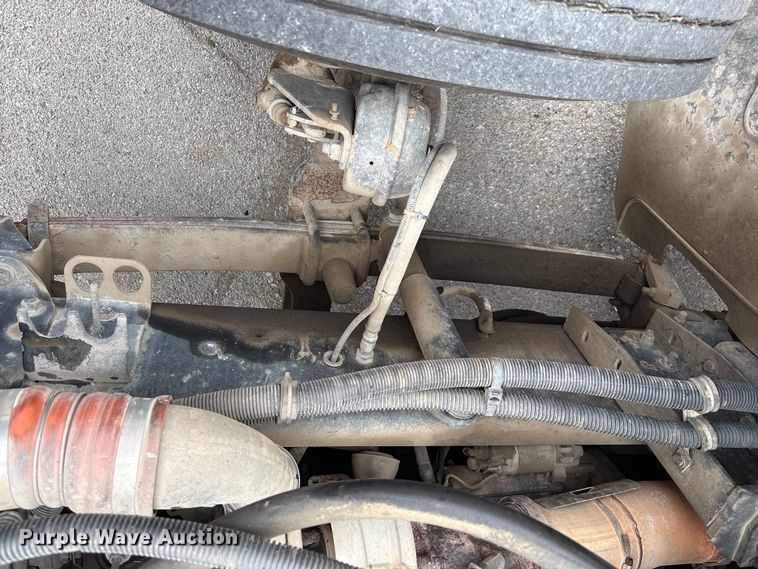 image for item FB8691 2009 Freightliner FLD120 semi truck