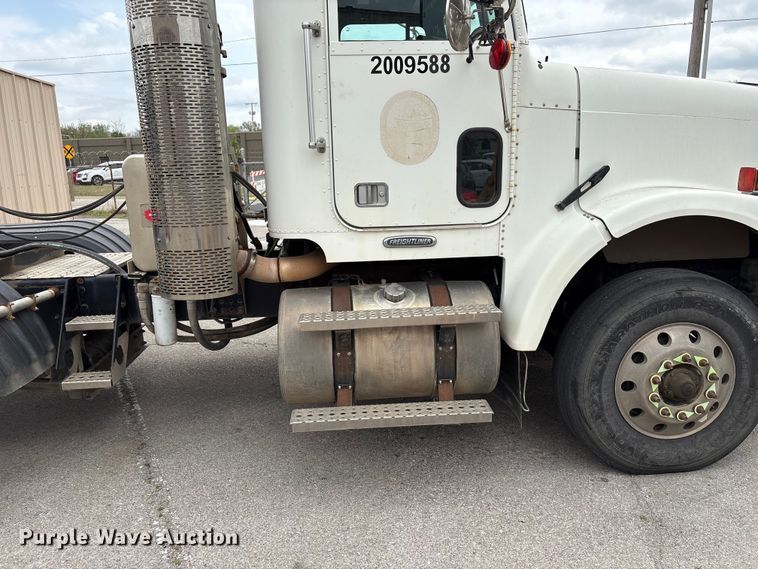 image for item FB8691 2009 Freightliner FLD120 semi truck