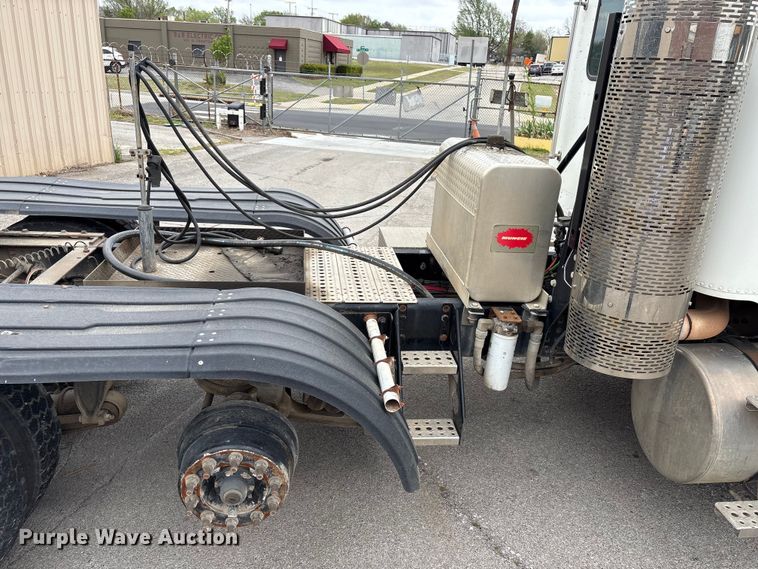 image for item FB8691 2009 Freightliner FLD120 semi truck