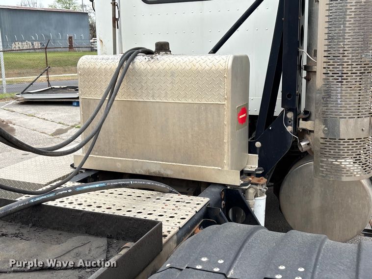 image for item FB8691 2009 Freightliner FLD120 semi truck