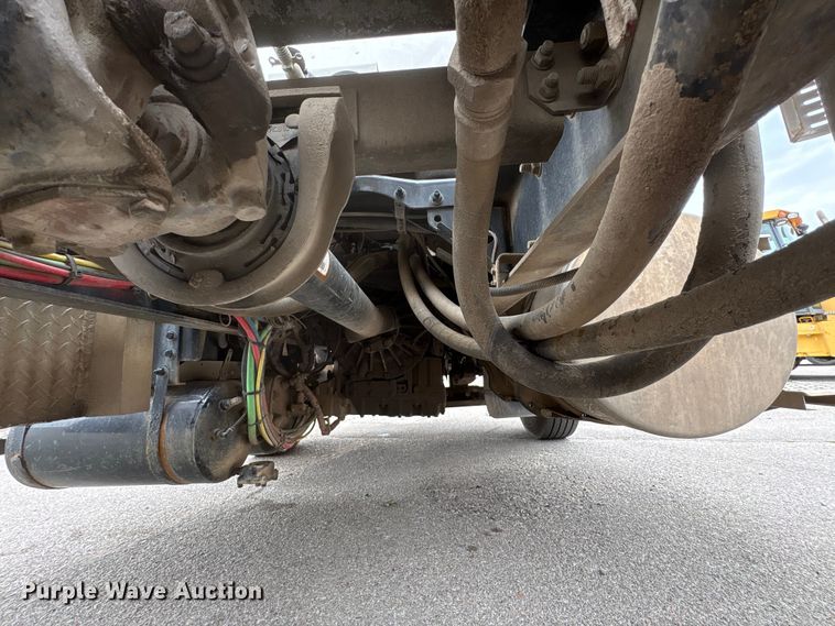 image for item FB8691 2009 Freightliner FLD120 semi truck