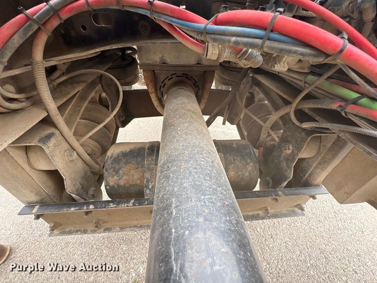 image for item FB8691 2009 Freightliner FLD120 semi truck