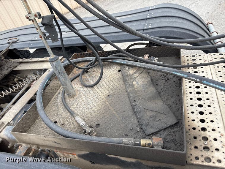 image for item FB8691 2009 Freightliner FLD120 semi truck