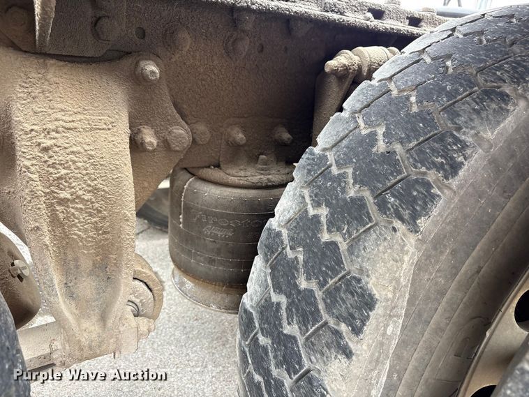 image for item FB8691 2009 Freightliner FLD120 semi truck