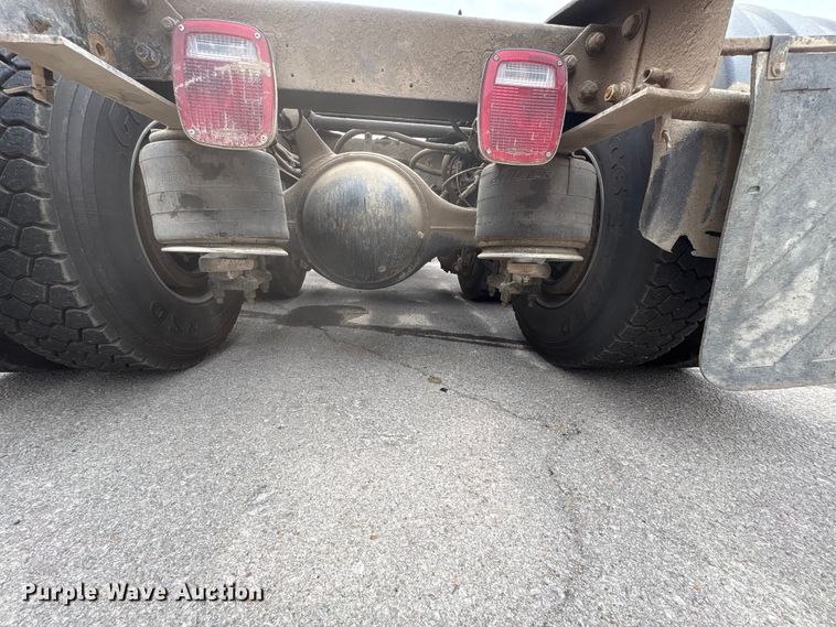 image for item FB8691 2009 Freightliner FLD120 semi truck