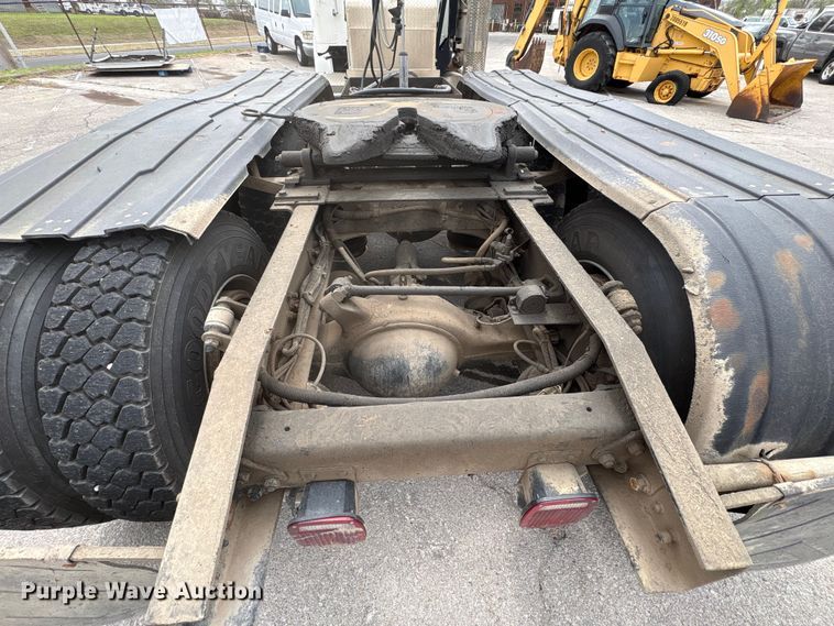 image for item FB8691 2009 Freightliner FLD120 semi truck