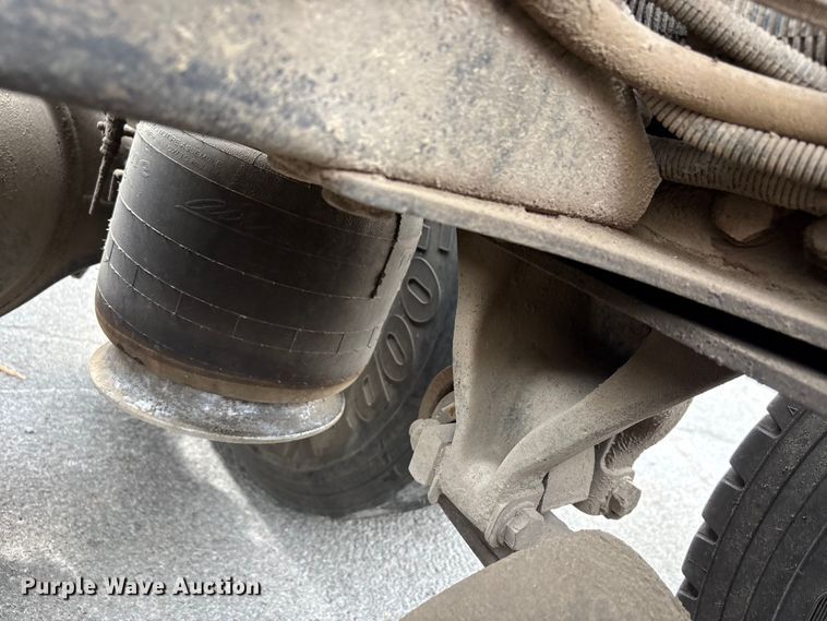 image for item FB8691 2009 Freightliner FLD120 semi truck