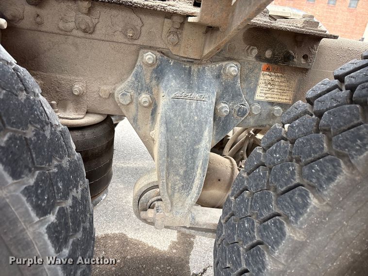 image for item FB8691 2009 Freightliner FLD120 semi truck