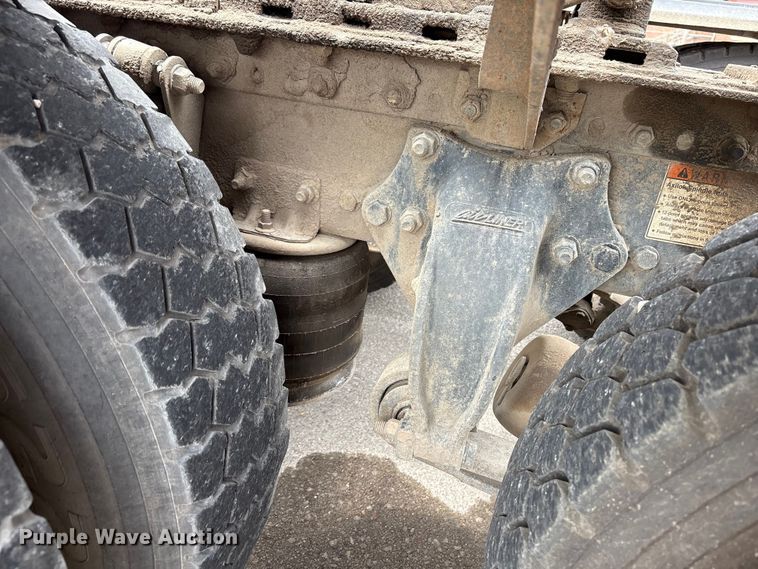 image for item FB8691 2009 Freightliner FLD120 semi truck