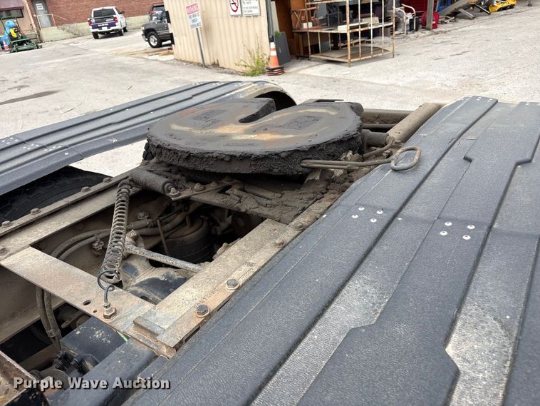 image for item FB8691 2009 Freightliner FLD120 semi truck