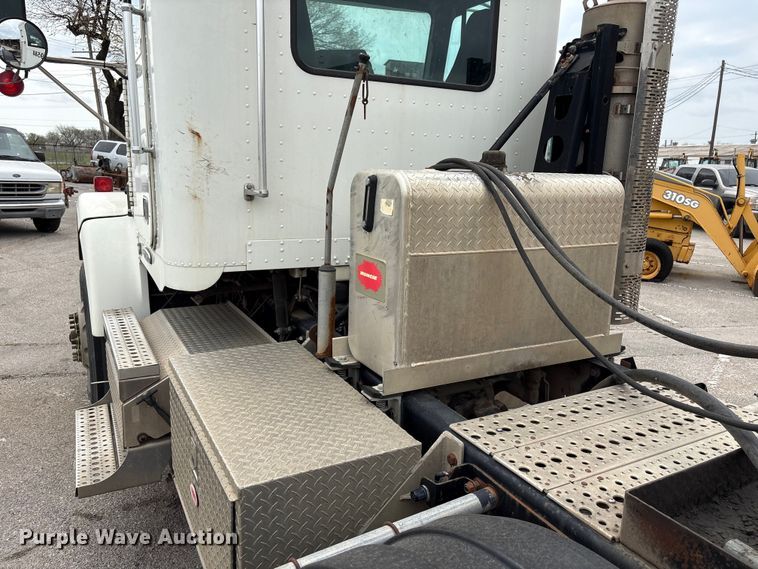 image for item FB8691 2009 Freightliner FLD120 semi truck