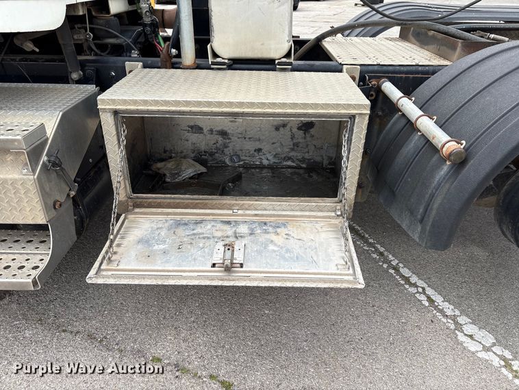 image for item FB8691 2009 Freightliner FLD120 semi truck