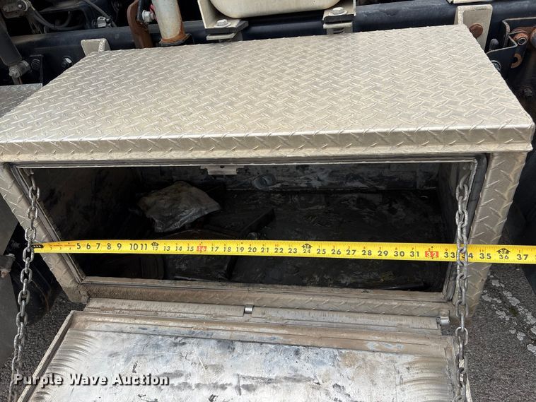 image for item FB8691 2009 Freightliner FLD120 semi truck