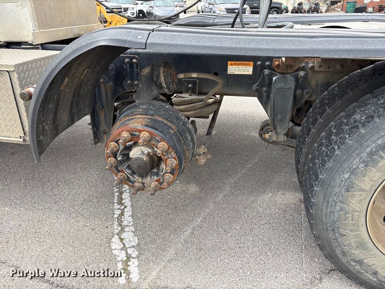 image for item FB8691 2009 Freightliner FLD120 semi truck