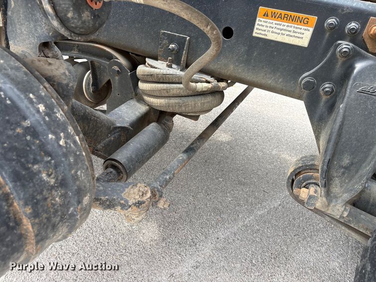 image for item FB8691 2009 Freightliner FLD120 semi truck