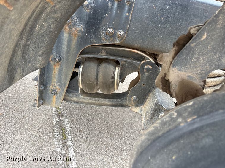 image for item FB8691 2009 Freightliner FLD120 semi truck