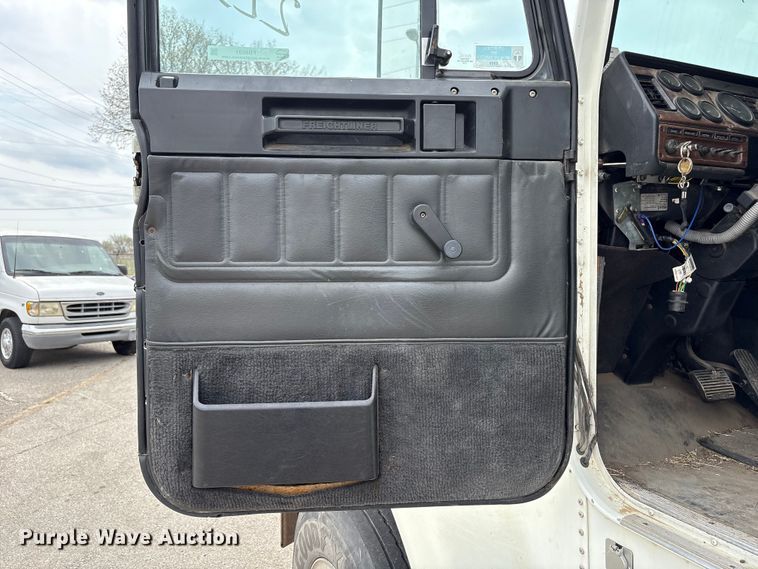 image for item FB8691 2009 Freightliner FLD120 semi truck