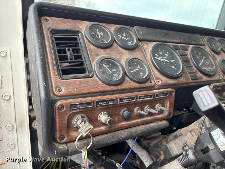 image for item FB8691 2009 Freightliner FLD120 semi truck