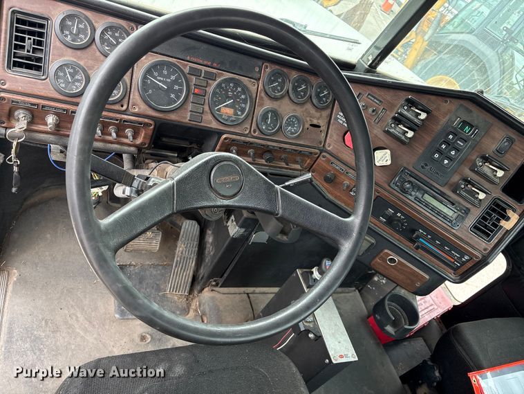 image for item FB8691 2009 Freightliner FLD120 semi truck