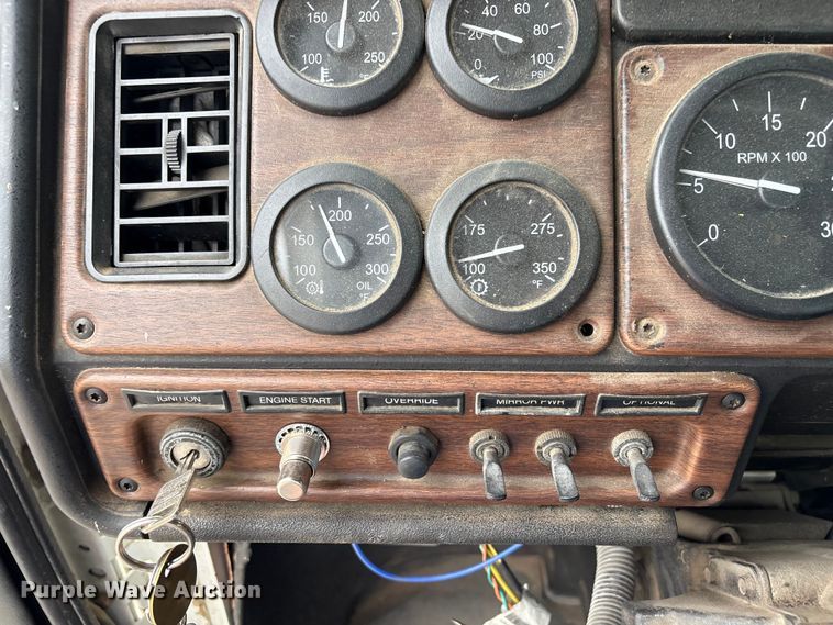 image for item FB8691 2009 Freightliner FLD120 semi truck