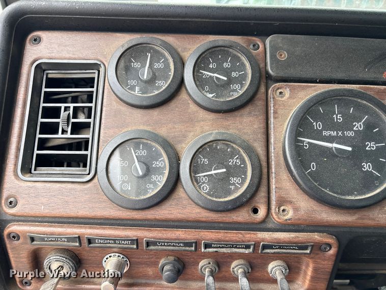 image for item FB8691 2009 Freightliner FLD120 semi truck