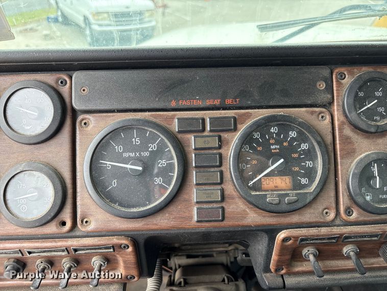 image for item FB8691 2009 Freightliner FLD120 semi truck