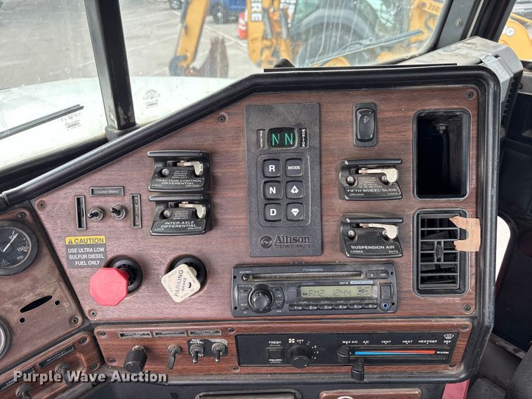 image for item FB8691 2009 Freightliner FLD120 semi truck