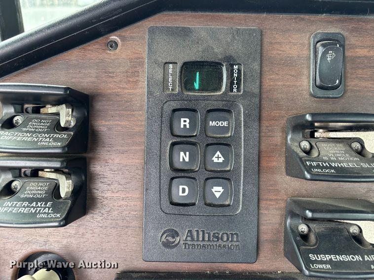 image for item FB8691 2009 Freightliner FLD120 semi truck