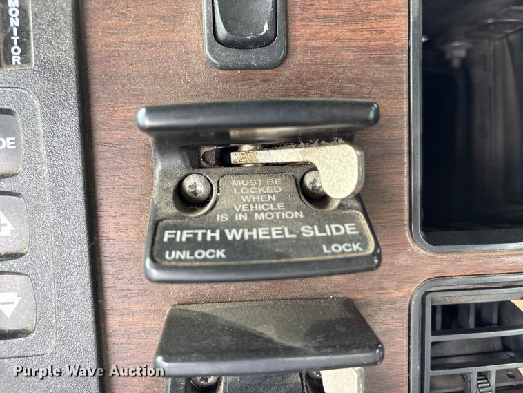 image for item FB8691 2009 Freightliner FLD120 semi truck