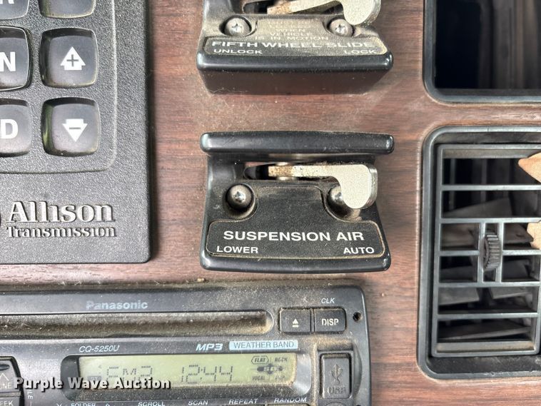 image for item FB8691 2009 Freightliner FLD120 semi truck