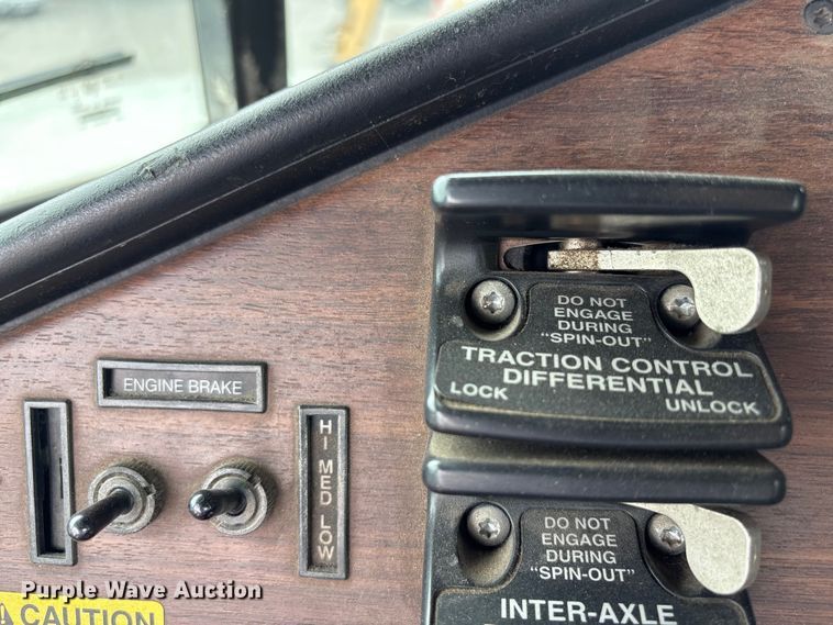 image for item FB8691 2009 Freightliner FLD120 semi truck