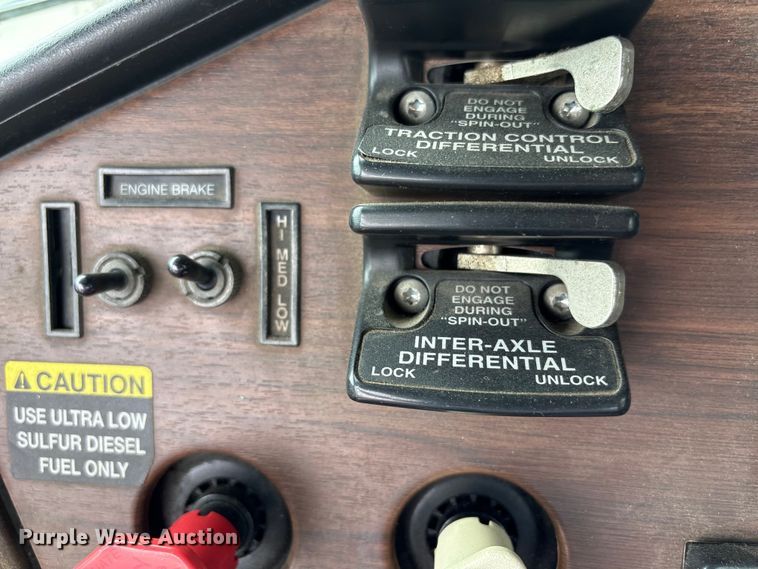 image for item FB8691 2009 Freightliner FLD120 semi truck