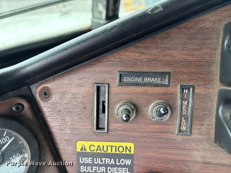 image for item FB8691 2009 Freightliner FLD120 semi truck