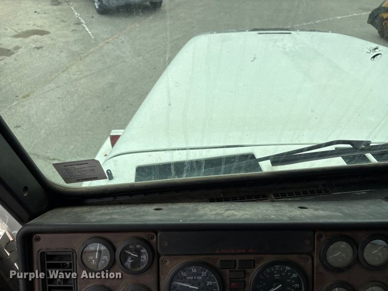 image for item FB8691 2009 Freightliner FLD120 semi truck