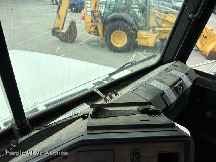 image for item FB8691 2009 Freightliner FLD120 semi truck