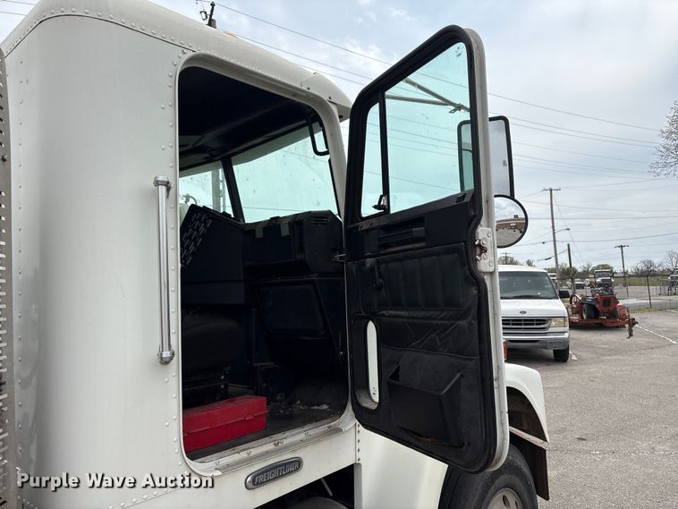 image for item FB8691 2009 Freightliner FLD120 semi truck