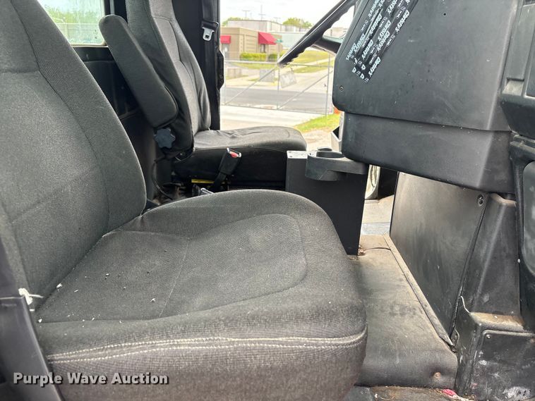 image for item FB8691 2009 Freightliner FLD120 semi truck