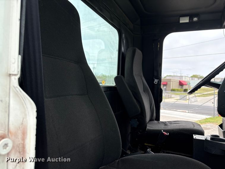 image for item FB8691 2009 Freightliner FLD120 semi truck