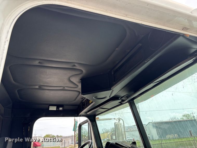 image for item FB8691 2009 Freightliner FLD120 semi truck