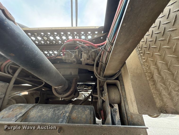 image for item FB8691 2009 Freightliner FLD120 semi truck