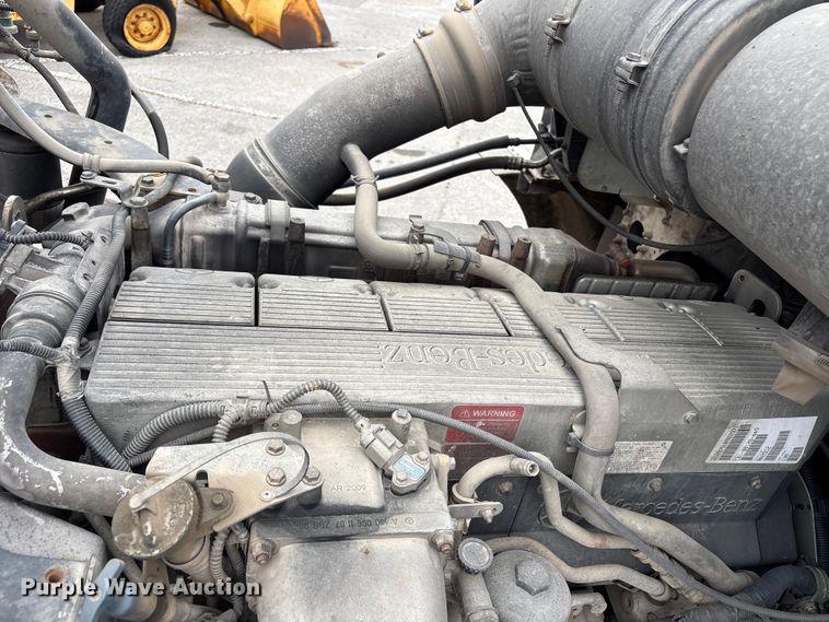 image for item FB8691 2009 Freightliner FLD120 semi truck