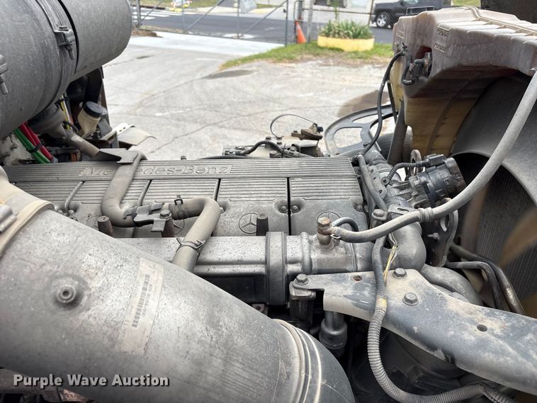 image for item FB8691 2009 Freightliner FLD120 semi truck