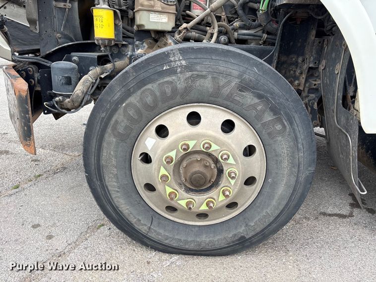 image for item FB8691 2009 Freightliner FLD120 semi truck