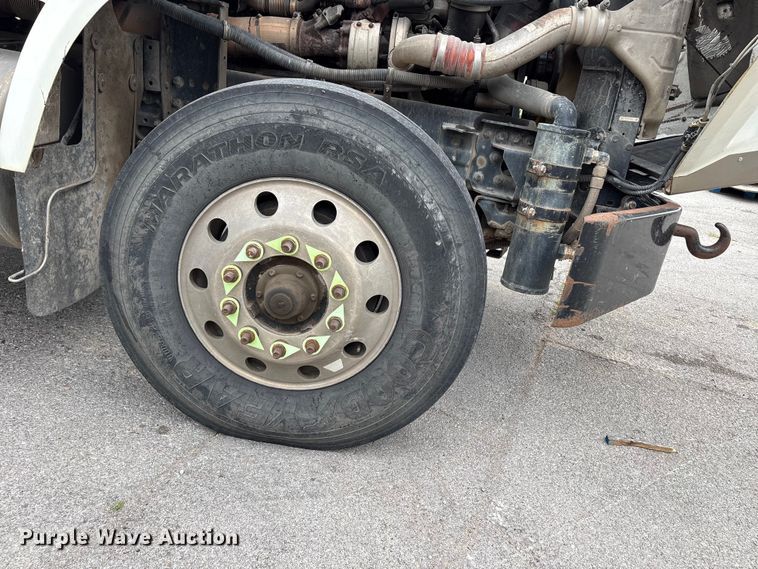 image for item FB8691 2009 Freightliner FLD120 semi truck