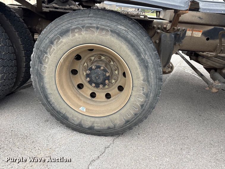 image for item FB8691 2009 Freightliner FLD120 semi truck